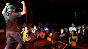 Laughs, Pizza & Shots – English Comedy Night in the Heart of Berlin!