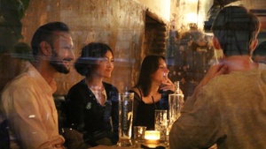 Berlin Singles Feierabenddrinks | Zeya: Gemütliche Gruppen-Hangouts für 6 Singles 🍻