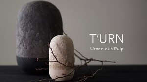 Eine Urne aus Papier. Gefertigt aus Erinnerungen. Für eine Beisetzung oder für eine private Präsentation.