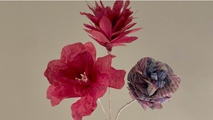 Fantasievolle Papierblumen