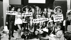 Ein Traum in Erdbeerfolie – Comrade Couture