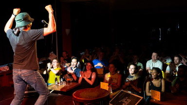 Laughs, Pizza & Shots – English Comedy Night in the Heart of Berlin!