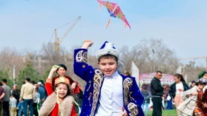 Fliegende Drachen, geflochtene Zöpfe, bemalte Eier und mehr