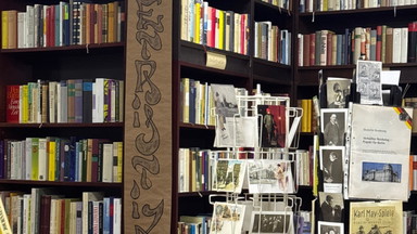 Nachts im Bücherkeller