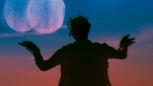 Performance mit Charmaine Poh. Performance-Reihe: Feeling backwards, across tongues