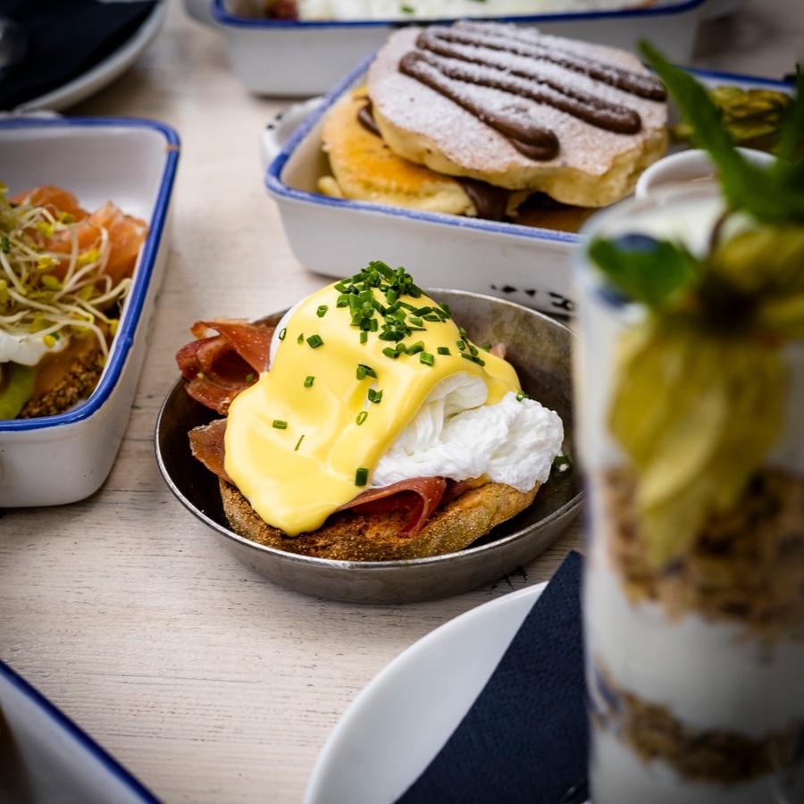 Eggs Benedict essen in München Rausgegangen