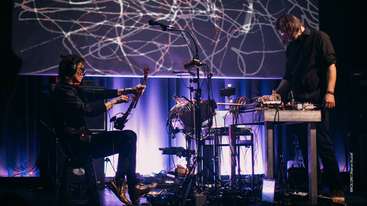 Micro Pop Week: Vineyard Signals mit Louretta & Dr. Schmitt ...