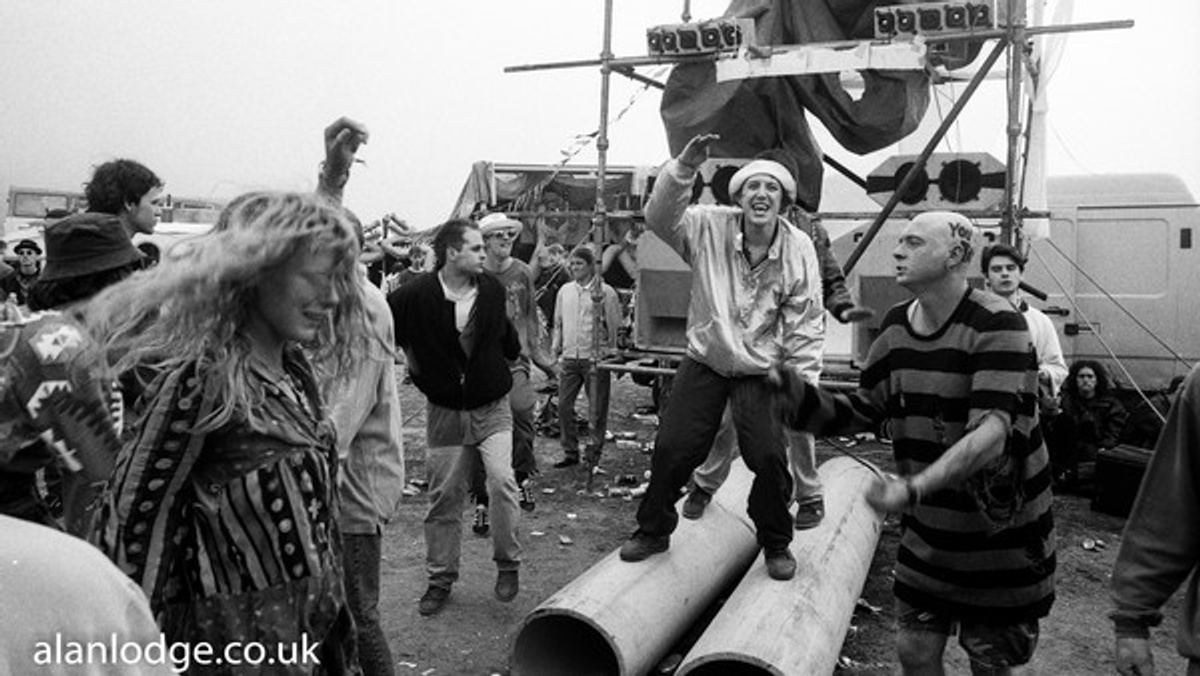 Ausstellung: “Castlemorton Common Festival 1992” – Photography by Alan ...