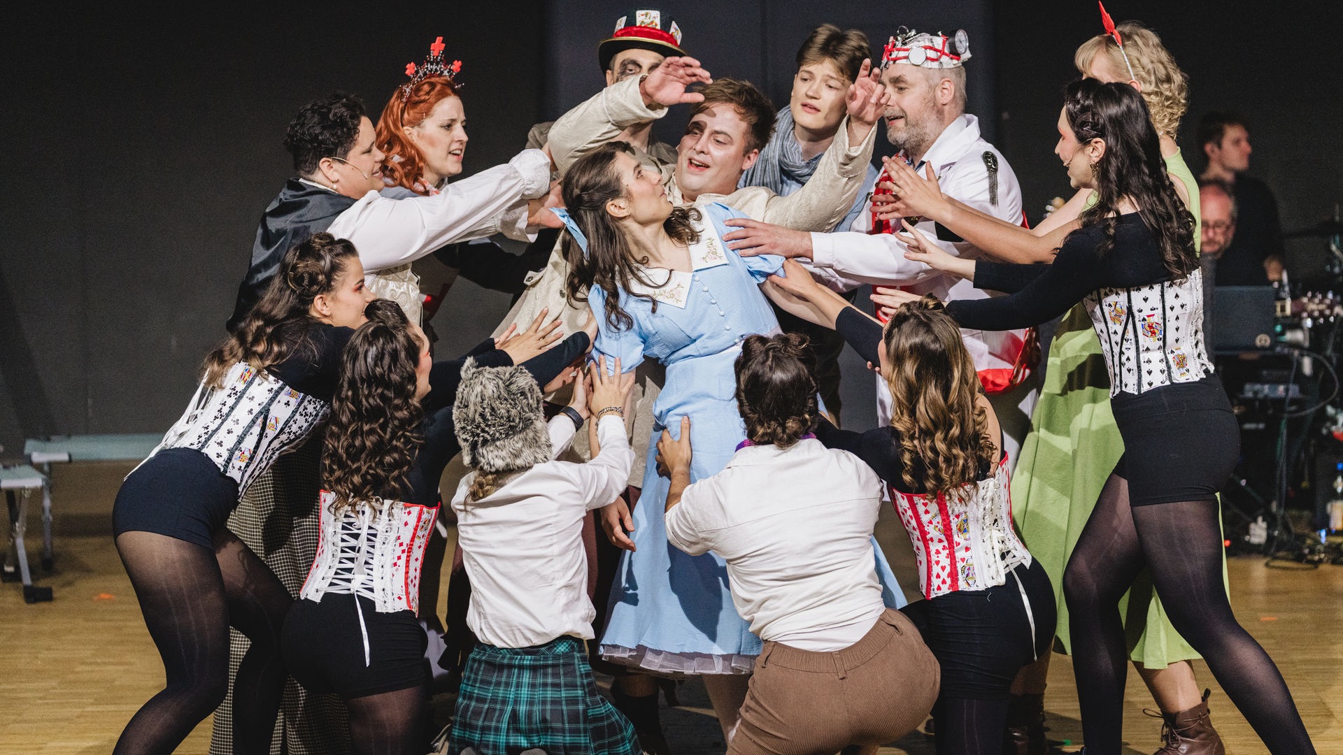 ALICE BY HEART: Das magisch-mystische Musical zwischen Wunderland und ...